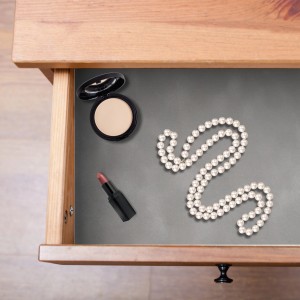 Venilia Klebefolie Samt Hellgrau im Einsatz: Schublade mit Kosmetika und Perlenkette.