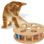 Katze spielt mit rundem Intelligenzspielzeug aus Holz mit Jingle-Bällen.