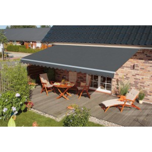 Graue Spettmann Gelenkarmmarkise Star Fix 300x200 cm über Terrasse mit Gartenmöbeln.