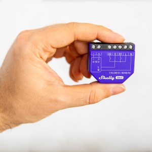 Nahaufnahme eines lila Shelly Relaismoduls PM Gen3 für Hausautomation in einer Hand.