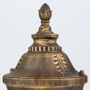 Detailaufnahme: Antike Orion Sockelleuchte August, patiniert, mit Pinienzapfen-Dekor. Außenleuchte für Garten & Hof.