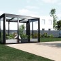 SunElements Gartenhaus SunGarden Infinity 3.2, anthrazit-metallic, mit Person im Inneren.