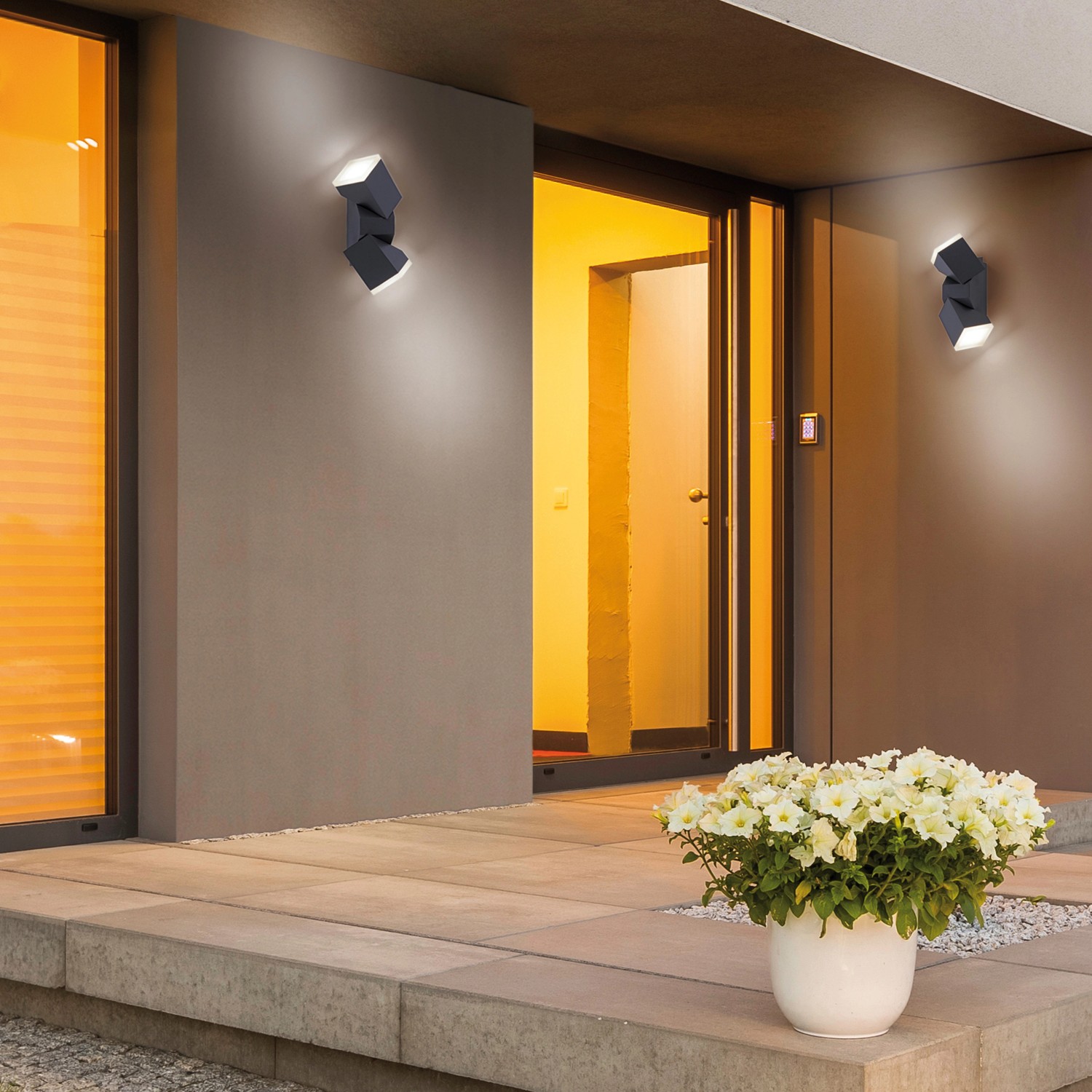 Anthrazitfarbene Paul Neuhaus LED Wand- und Deckenleuchte Ryan im Außenbereich.