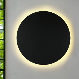 Runde, schwarze Wandleuchte (Ø 40cm) aus Metall mit indirekter LED-Beleuchtung.