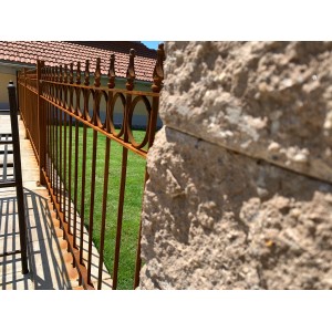 Eleo Zaun Belluno, unbeschichtet, 192,5 cm, mit Edelrost-Optik und Zierelementen. Gartenzaun aus Schmiedeeisen.