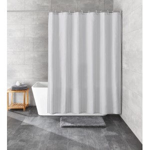 Grauer Kleine Wolke Duschvorhang Sanna (120x200 cm) mit Streifenmuster im Badezimmer.