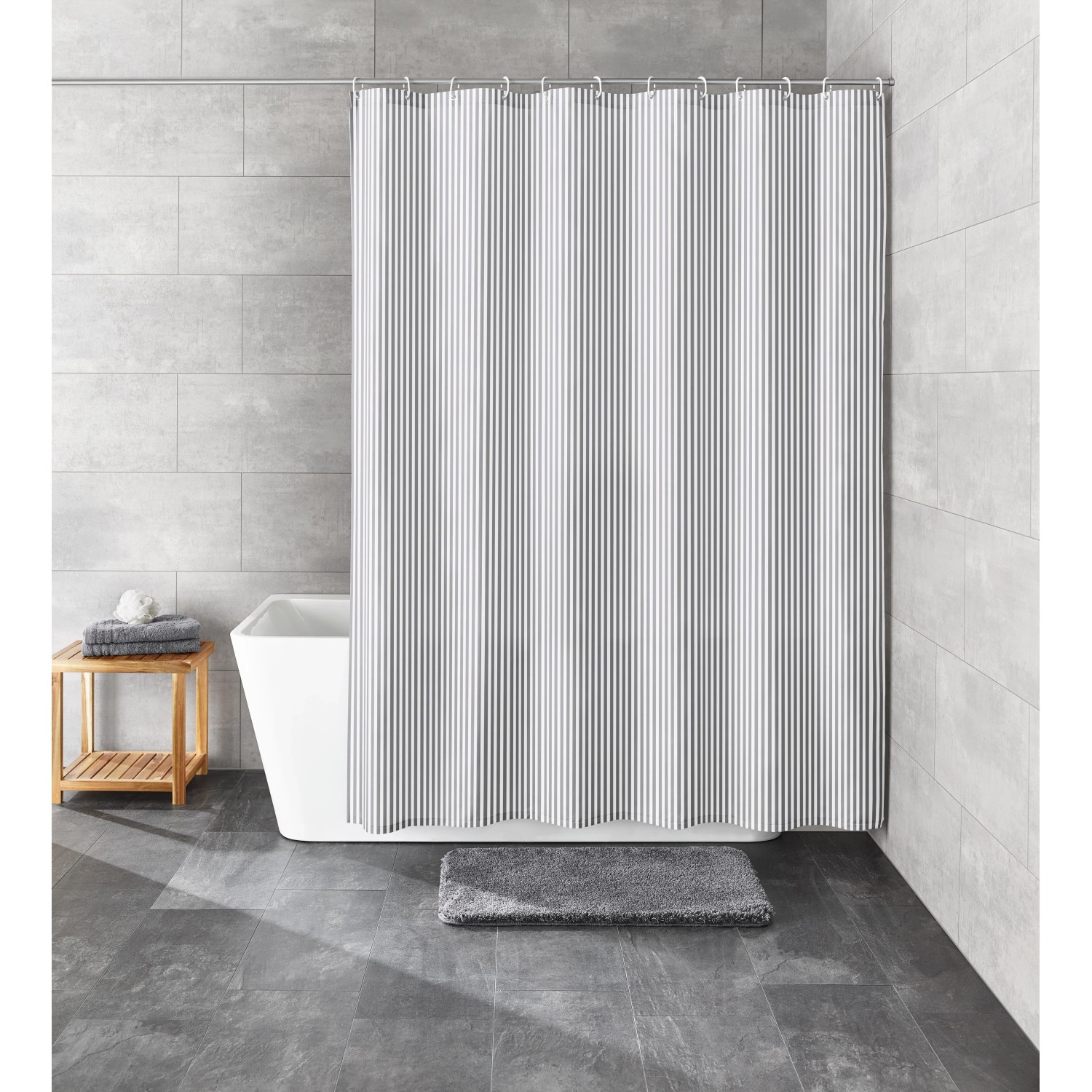Grauer Kleine Wolke Duschvorhang Sanna (120x200 cm) mit Streifenmuster im Badezimmer.