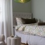 Grüne PR Home Yuni Pendelleuchte aus Reispapier im Schlafzimmer.