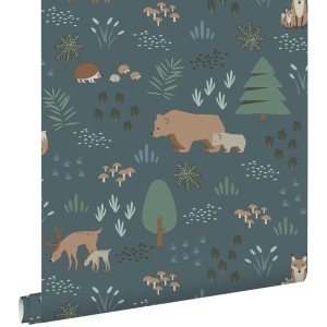 Graublaue Vliestapete mit Waldtieren wie Bären, Rehen, Igeln und Füchsen im Waldmuster. Ideal für Kinderzimmer.