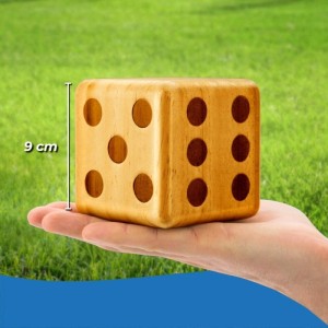 Toyfel Chuck Würfelspiel: 9 cm großer Holzwürfel in Hand mit Punktaugen.