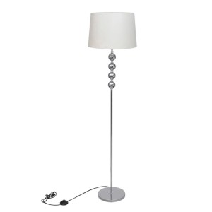 Weiße Stehlampe mit verchromtem Gestell und Stoffschirm für Innenräume.