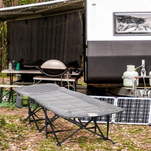 Outsunny Feldbett in Schwarz mit Becherhalter und Tasche, ideal für Camping und Outdoor.