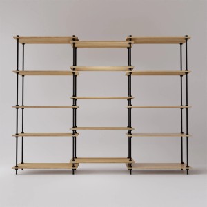Ar Shelving Deco Set: Standregal mit Holzregalböden und schwarzem Stahlgestell, flexibel und modern.