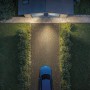 Draufsicht: Philips Solar-LED-Außenstrahler Zyren beleuchtet Hofeinfahrt mit Auto.