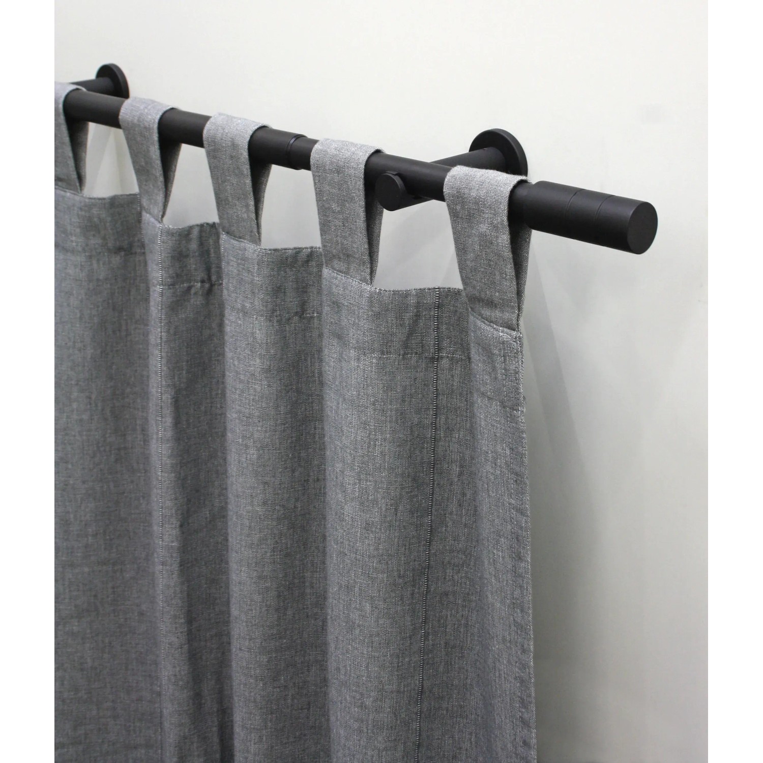 Schwarzes Gardinia Gardinenstangen-Set Zylinder mit grauer Schlaufengardine.
