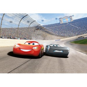Komar Fototapete Cars 3: Lightning McQueen und Jackson Storm auf der Rennstrecke.
