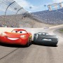 Komar Fototapete Cars 3: Lightning McQueen und Jackson Storm auf der Rennstrecke.