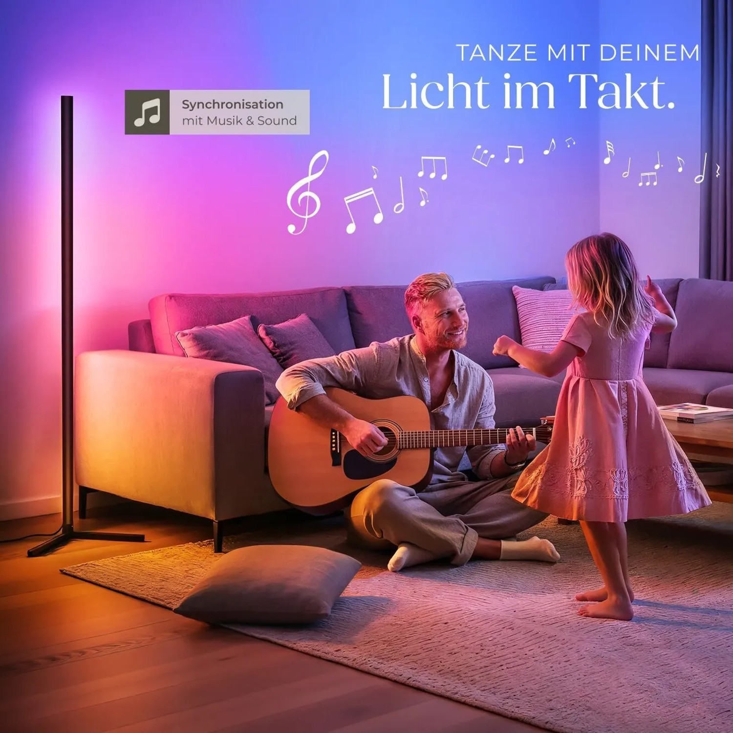 Schwarze Tectake LED Stehlampe Spectra mit Farbwechsel im Wohnzimmer mit spielendem Kind.