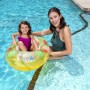 Mädchen im Bestway Kiddie Raft Schlauchboot mit Mutter im Pool. Aufblasbarer Boden, Fenster, Zugseil.