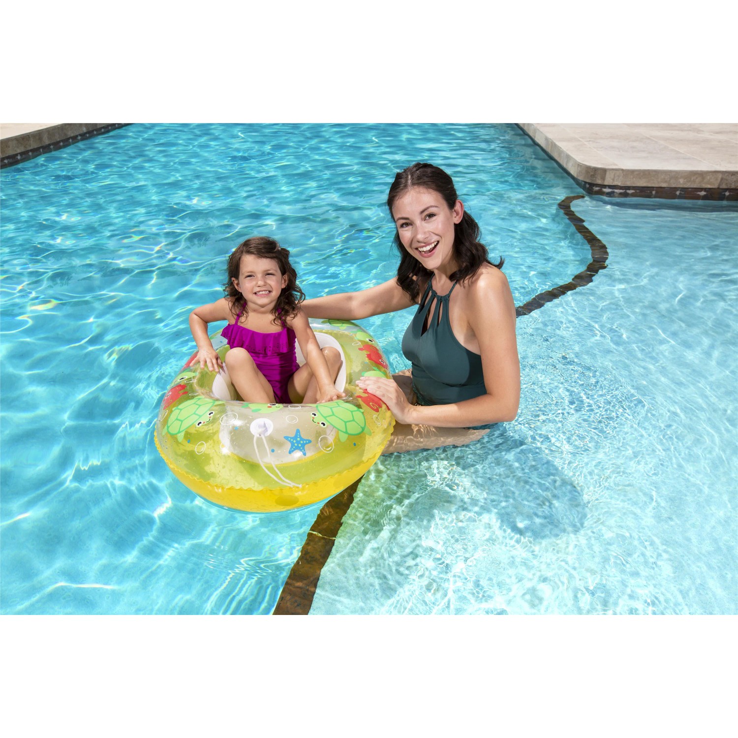 Mädchen im Bestway Kiddie Raft Schlauchboot mit Mutter im Pool. Aufblasbarer Boden, Fenster, Zugseil.