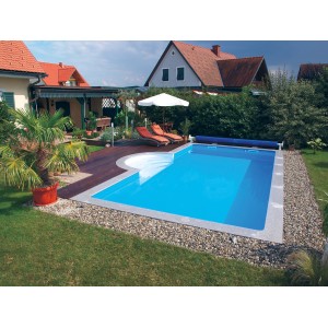 Styropor Pool-Set Highlight mit Römertreppe im Garten, umrandet von Holzdeck und Liegen.