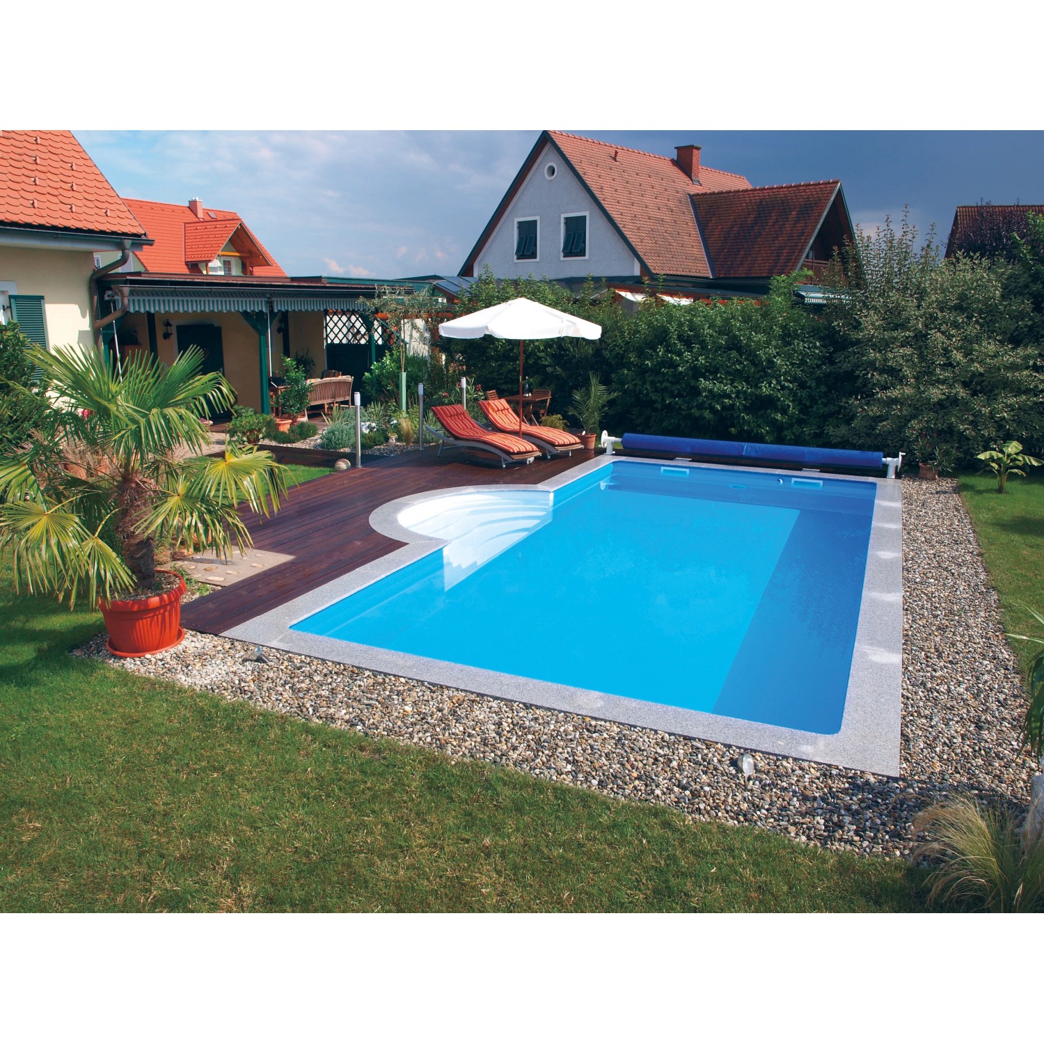 Styropor Pool-Set Highlight mit Römertreppe im Garten, umrandet von Holzdeck und Liegen.