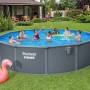 Bestway Hydrium Stahlwandpool-Set mit spielenden Personen und Flamingo-Luftmatratze im Garten.