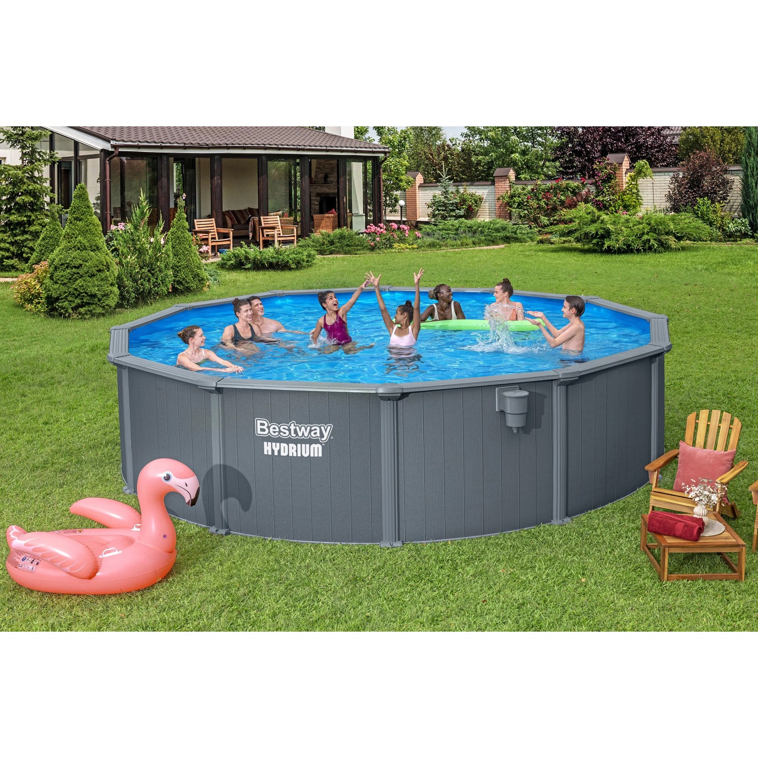 Bestway Hydrium Stahlwandpool-Set mit spielenden Personen und Flamingo-Luftmatratze im Garten.