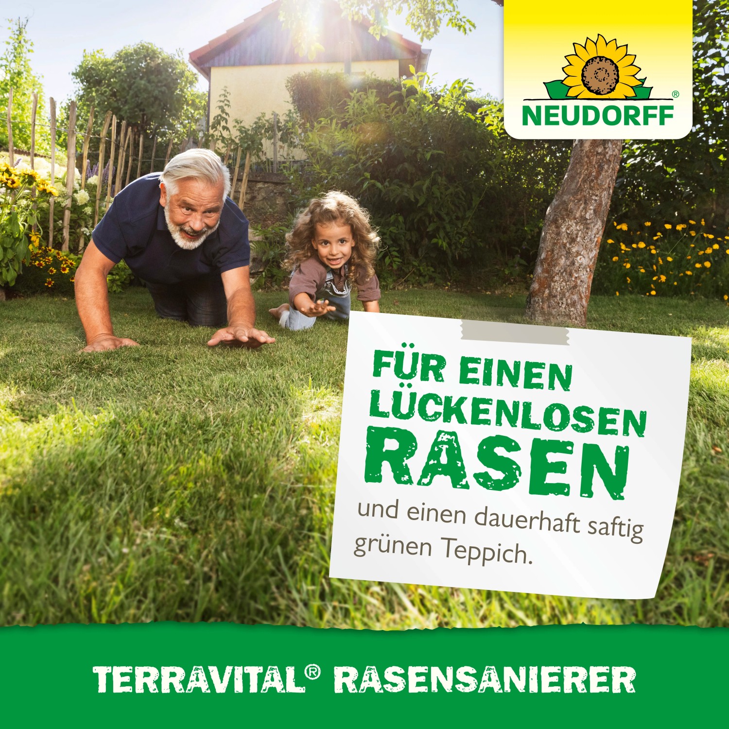 Neudorff TerraVital RasenSanierer: Opa und Enkel auf saftig grünem Rasen. Für einen lückenlosen Rasen.