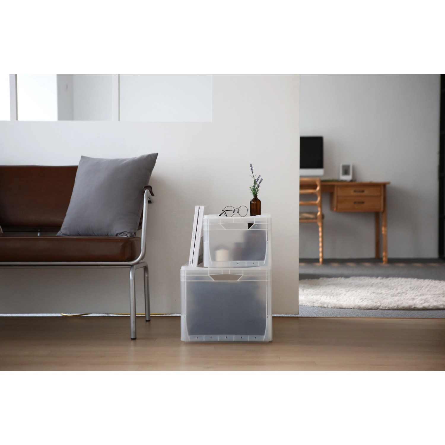 Grauer Eurobox-System Deckel (60x40 cm) auf zwei Aufbewahrungsboxen gestapelt.