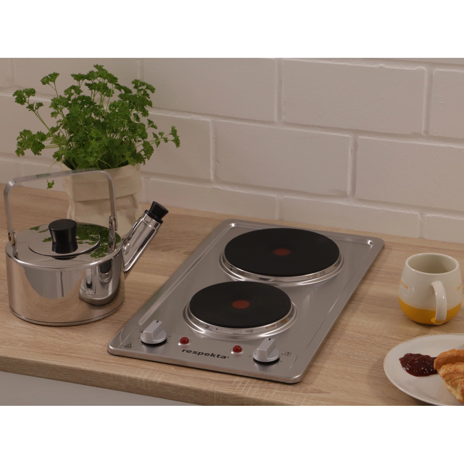 Respekta Domino-Kochfeld KM9111EN aus Edelstahl mit 2 Kochmulden auf einer Küchentheke.