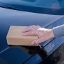 Hand reinigt Auto mit eckigem CMI Autowaschschwamm. Autopflege für schonende Reinigung.
