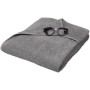 Gefaltetes graues Beautissu Marbella Frottee Handtuch 200x70cm mit Kapuzenüberzug und Sonnenbrille.
