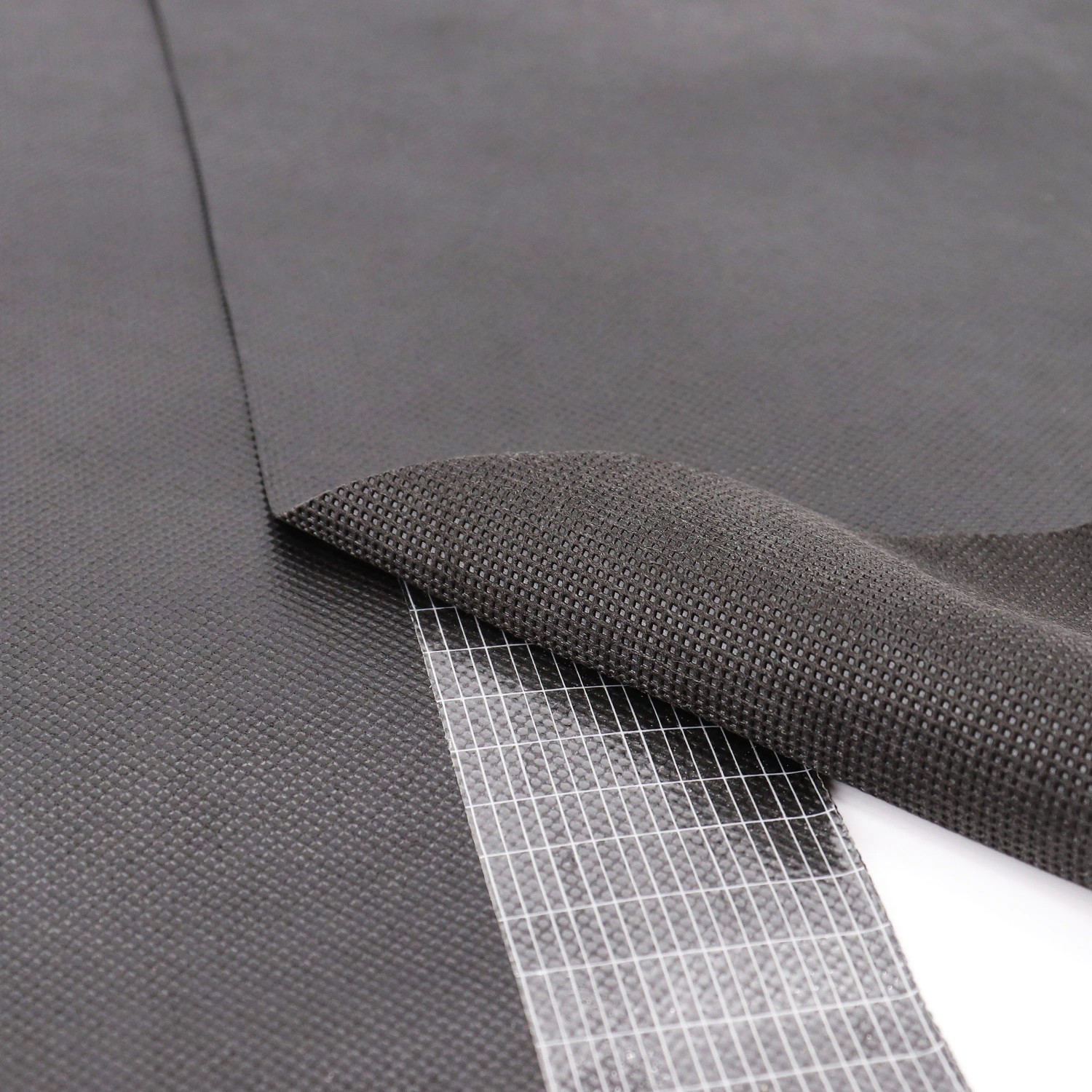 Detailaufnahme von Aquagart Gewebeklebeband für Unkrautvlies, doppelseitig klebend.
