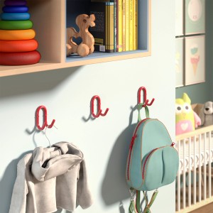 Roter Garderobenhaken FARA aus Stahl an blauer Wand im Kinderzimmer, mit Rucksack und Jacke.