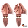 Hand demonstriert die Federung eines Premium Zedernholz Schuhspanners. Hält Schuhe in Form, entzieht Feuchtigkeit.