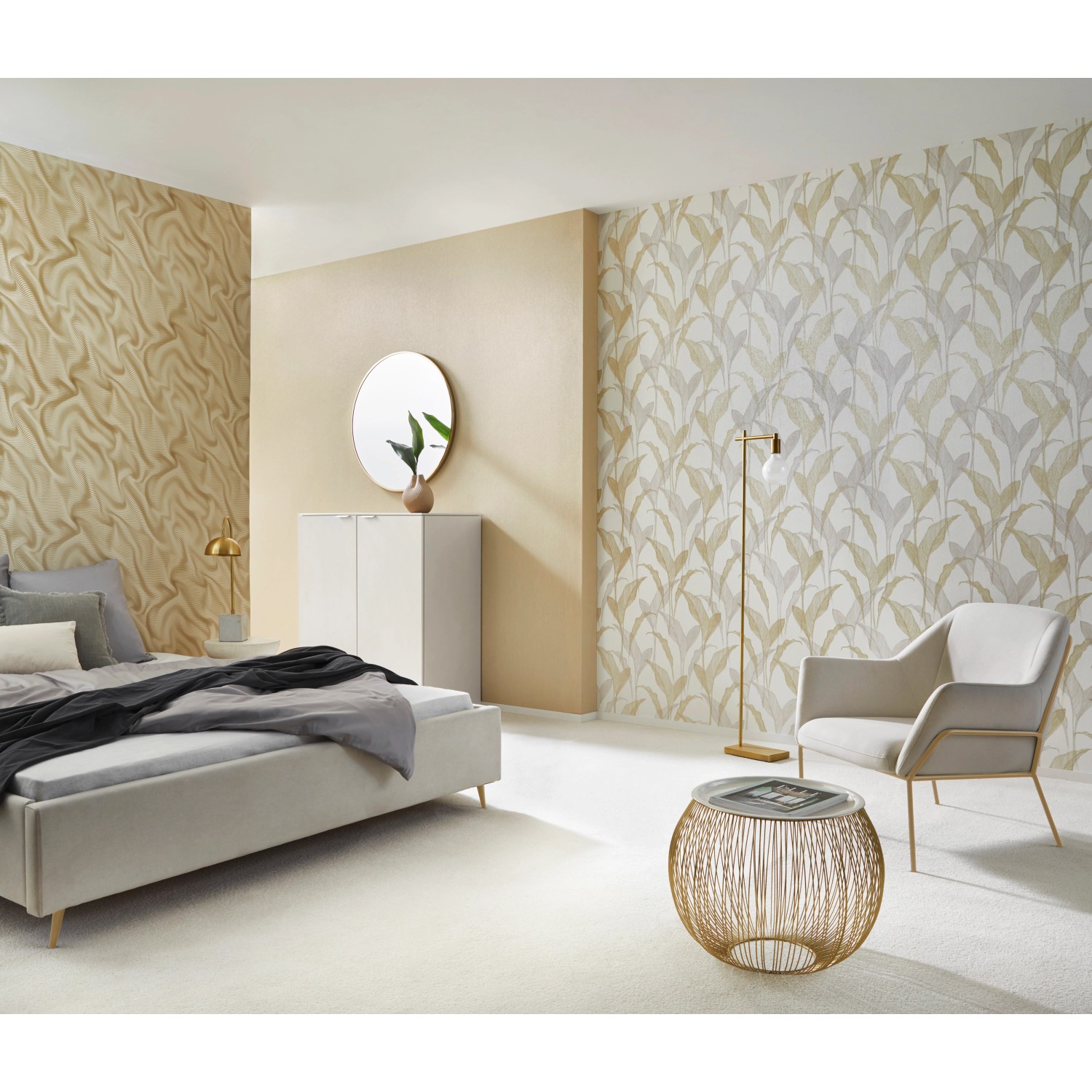 Beige Vliestapete ELLE Decoration 2 CALLA mit Blätter-Motiv im Schlafzimmer.