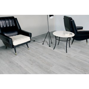 Heller Kaindl Laminatboden Eiche Fiorano (7 mm) in Wohnraum-Szene mit Möbeln.