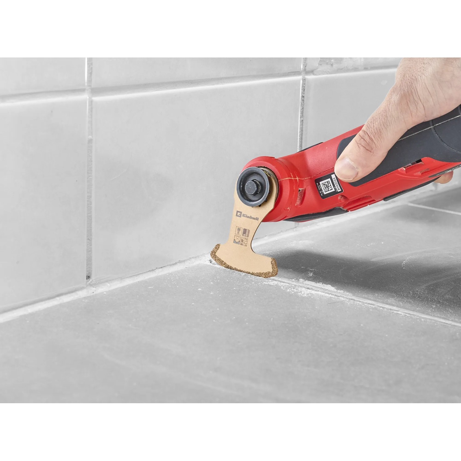 Einhell Multitool mit Schleifblatt im Einsatz zum Fliesenfugen entfernen.