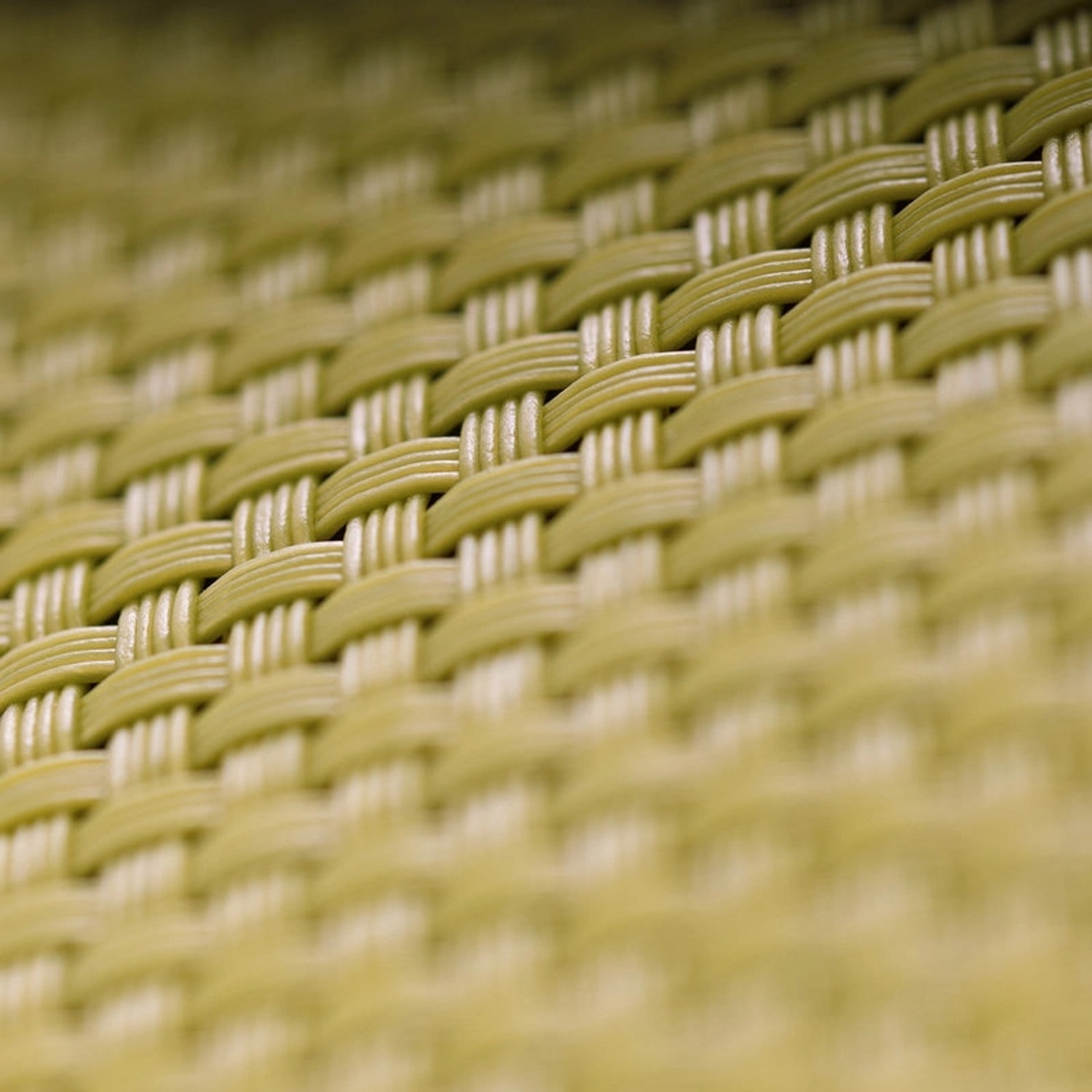 Detailaufnahme: Gewebte Textur des KARAT Outdoor Teppichs Aversa in Gelb.