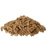 Haufen brauner PINI Hartholz Pellets mit BBQ Gewürzen für Grillen, Räuchern, Smoken.