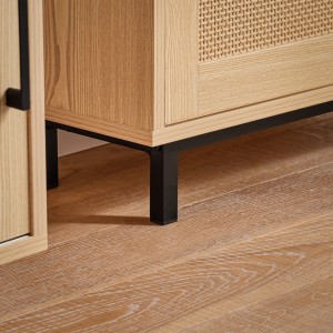 Detailaufnahme: Naturfarbener Schuhkipper mit 3 Klappen und schwarzen Füßen.