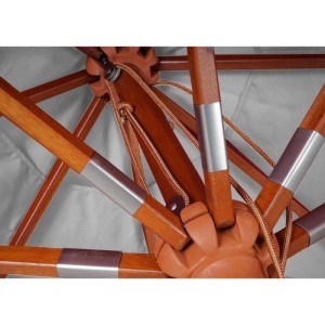 Nahaufnahme des Holzgestells eines hellgrauen Sonnenschirms mit Seilzugmechanismus und Aluminiumverstärkungen.