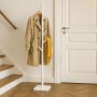 Weißer Garderobenständer aus Holz in Baumform mit 8 Haken, höhenverstellbar, im Flur mit Mantel und Schal.