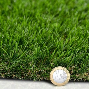 Nahaufnahme von Karat Kunstrasen Windsor, 25mm hoch, mit Euro-Münze als Größenvergleich.