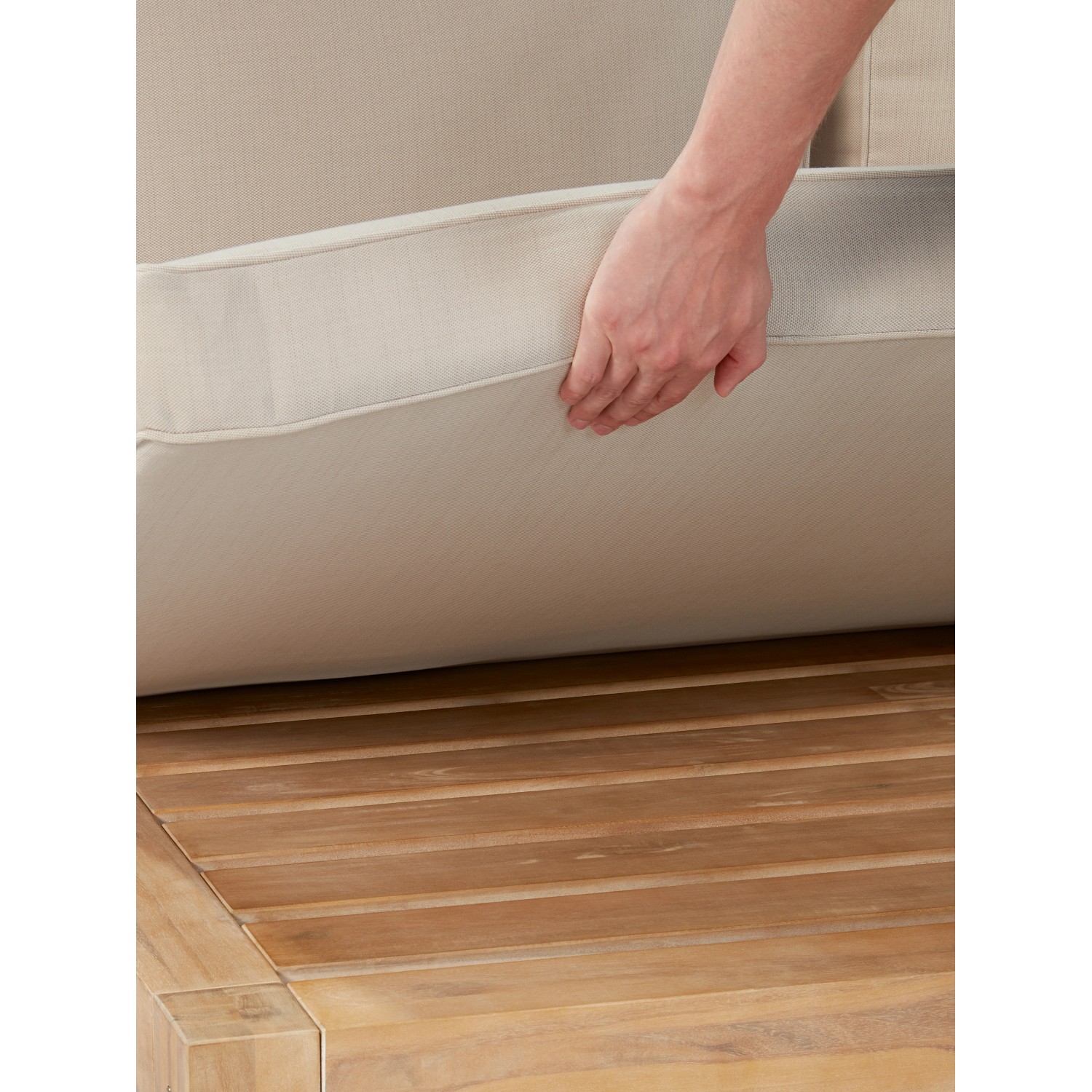 Detailaufnahme: Auflage des Lounge-Sets Morenci aus Akazienholz FSC® in Taupe.