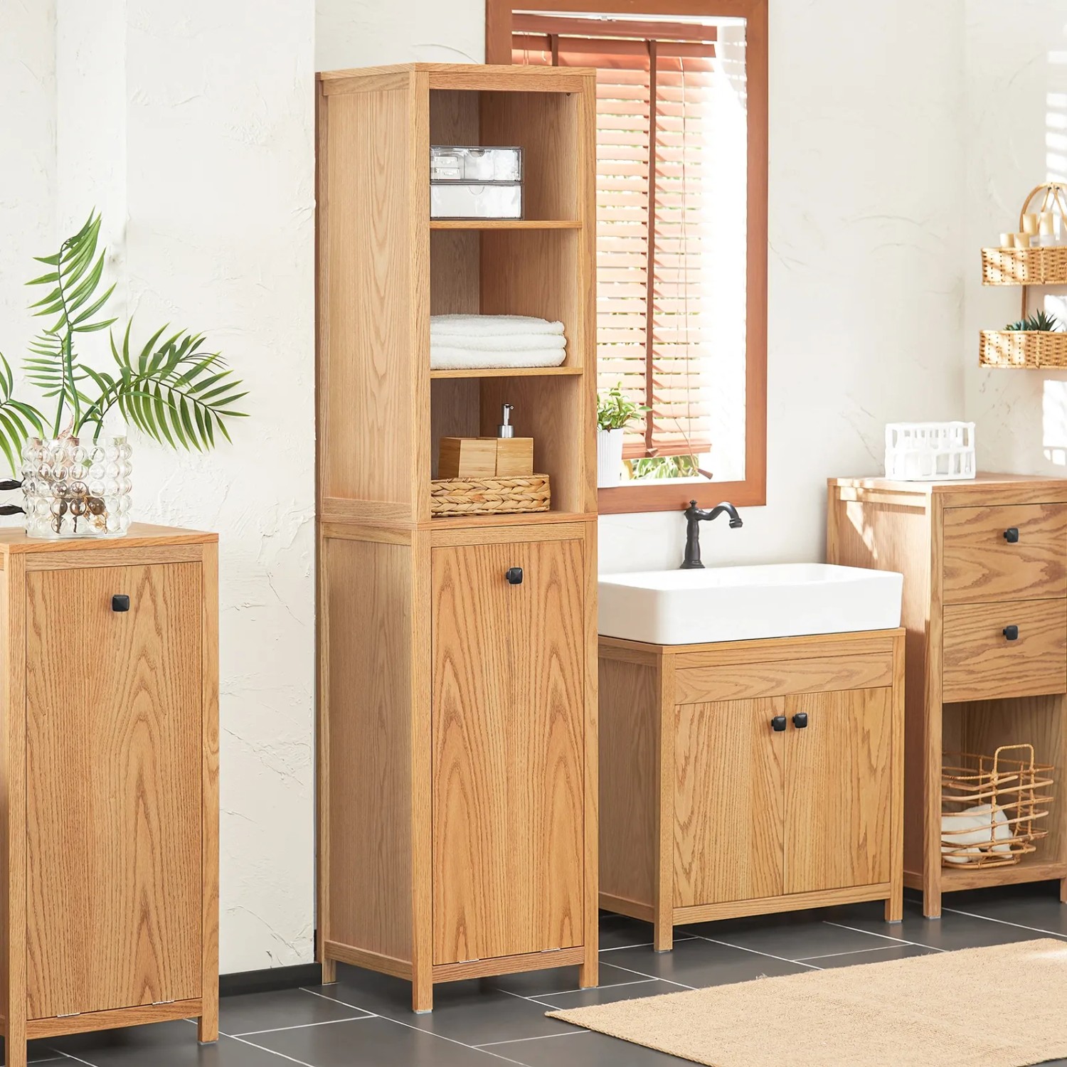 SoBuy Badezimmerschrank BZR95-N aus MDF in Natur mit Wäschesack und offenen Fächern.