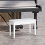 Weißer HOMCOM Klavierhocker aus Kunstleder und Holz, klassisch, vor einem Klavier stehend.