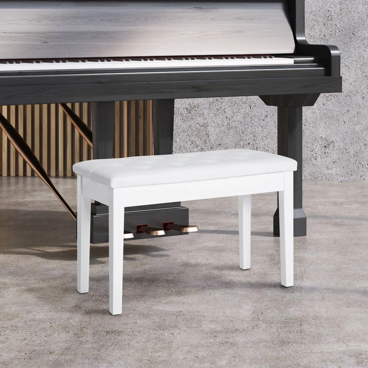 Weißer HOMCOM Klavierhocker aus Kunstleder und Holz, klassisch, vor einem Klavier stehend.