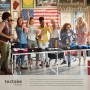 Bierpongtisch mit Bechern und feiernden Personen im Hintergrund.